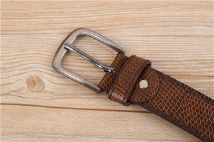 深色鱷魚紋圖案時尚商務(wù)腰帶與休閑皮帶的多面魅力